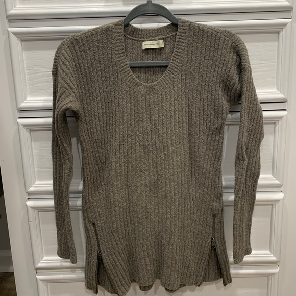 Olive green warm Abercrombie and Fitch sweater - Picture 1 of 4